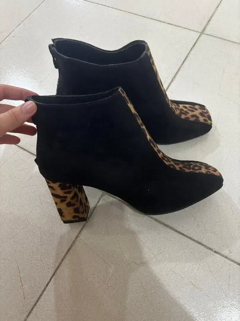 کفش ها نو یا در حد نو|کیف، کفش، کمربند|پرند, فاز ۰|دیوار