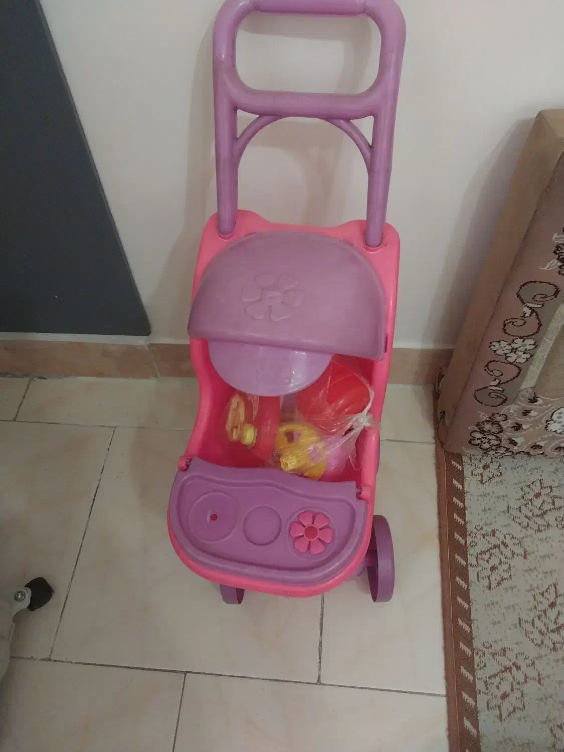 تعدادی اسباب بازی|اسباب‌بازی بچه|باغستان, |دیوار