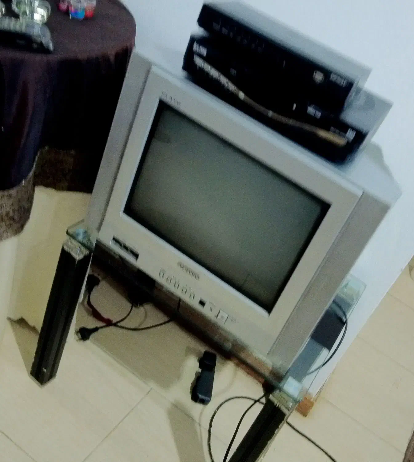 تلویزیون زیره ۱۹اینج اورجینال سامسونگ تقریبا نو|تلویزیون و پروژکتور|نور, |دیوار