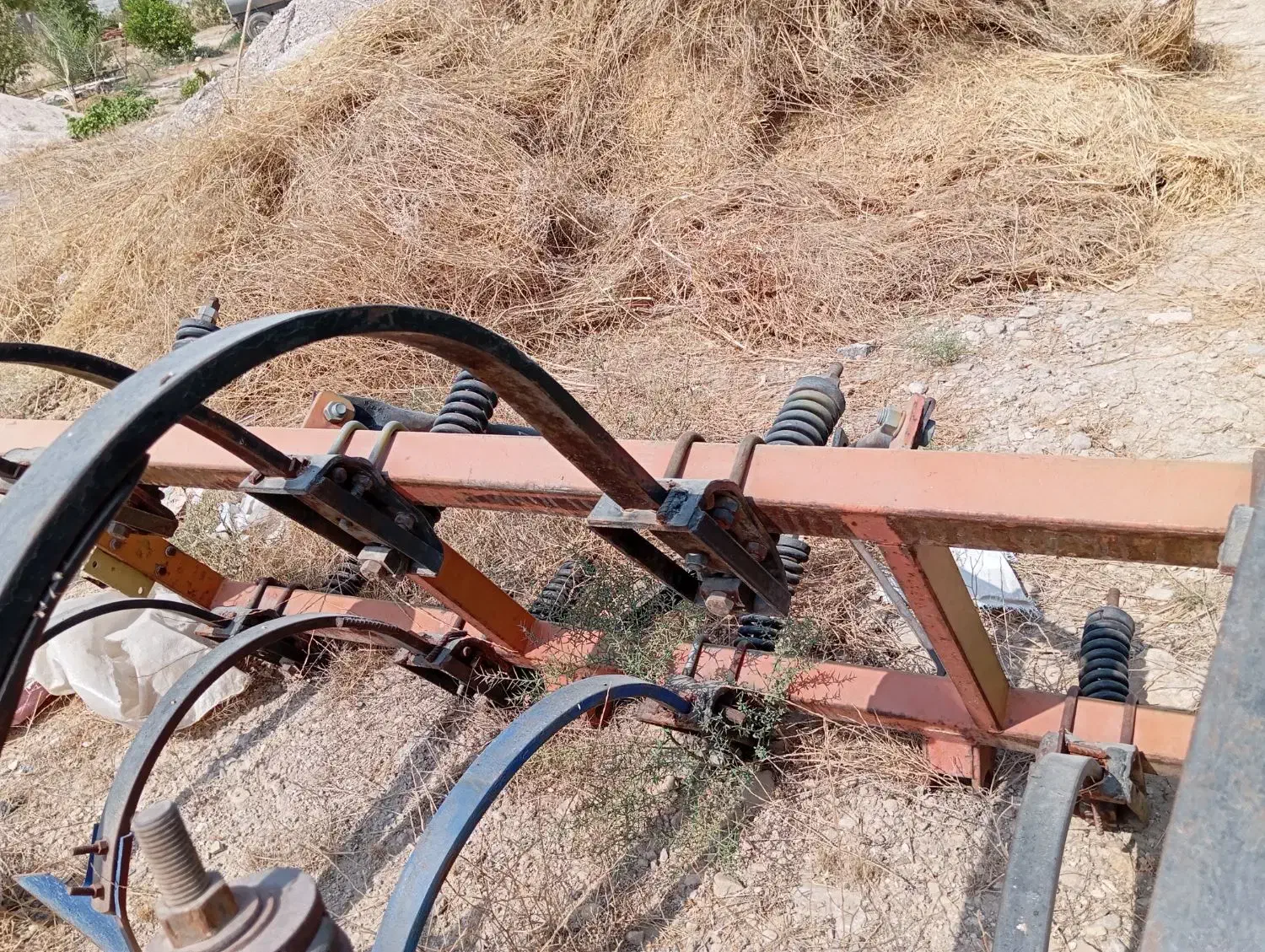 یک عدد پنجه غازی برزیلی|ماشین‌آلات صنعتی|کنار تخته و کمار, |دیوار