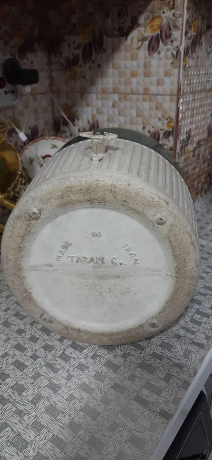 کلمن قدیمی سالم|ظروف نگهدارنده، پلاستیکی، یک‌بارمصرف|مشکین‌دشت, |دیوار