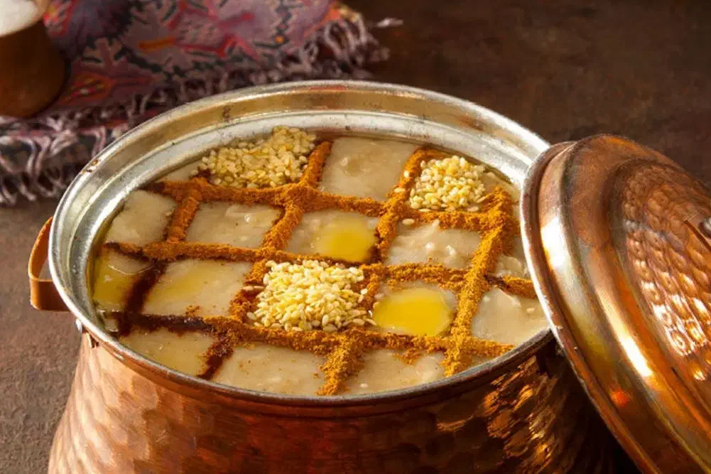 یک کارگر آقا جهت مغازه آش و حلیم|استخدام خدمات فروشگاه و رستوران|تهران, گلچین|دیوار