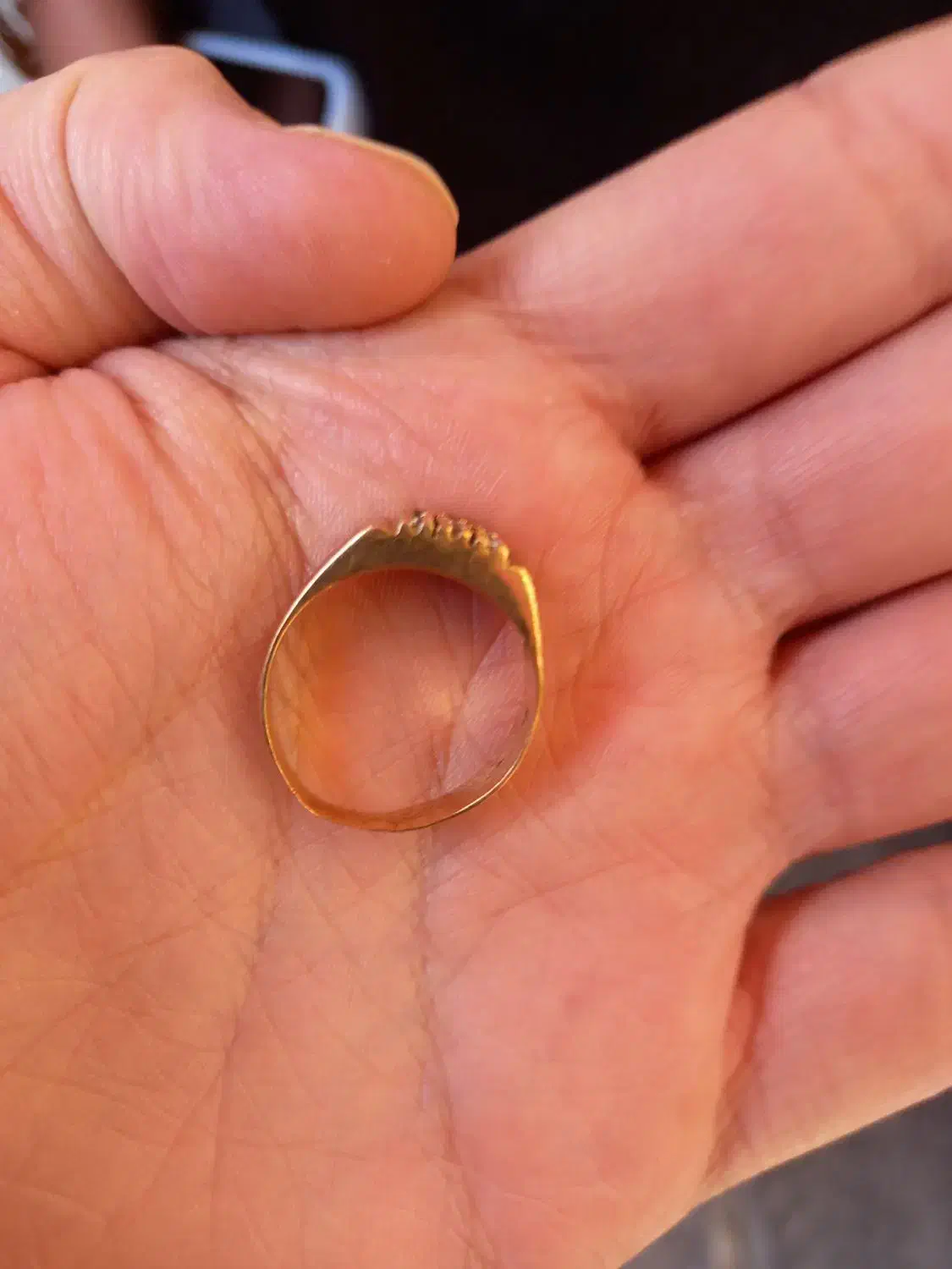 انگشتر طلا دارای چن نگین خیلی ریز|جواهرات|همدان, |دیوار