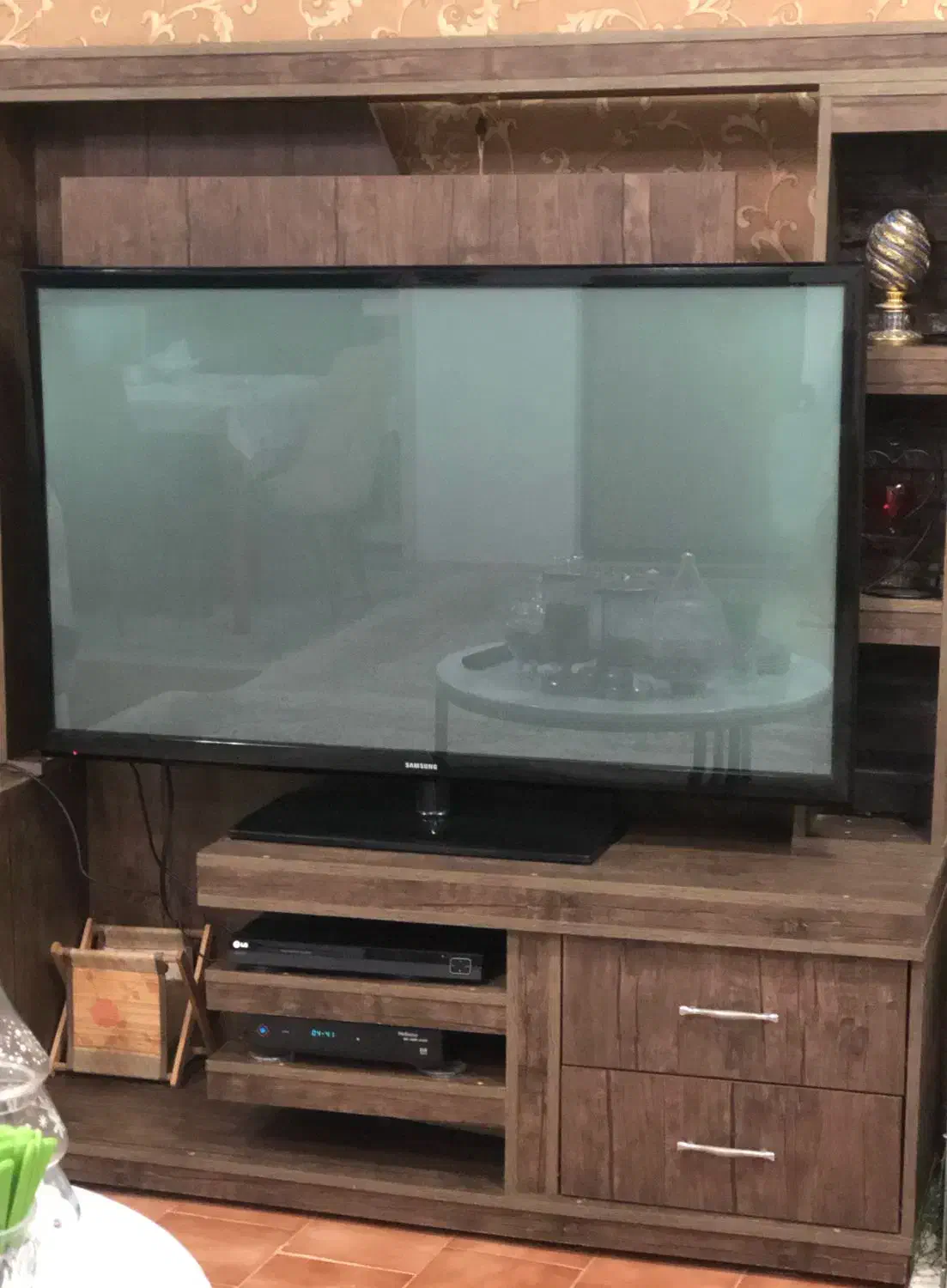 تلویزیون به همراه میز|تلویزیون و پروژکتور|رشت, حمیدیان|دیوار