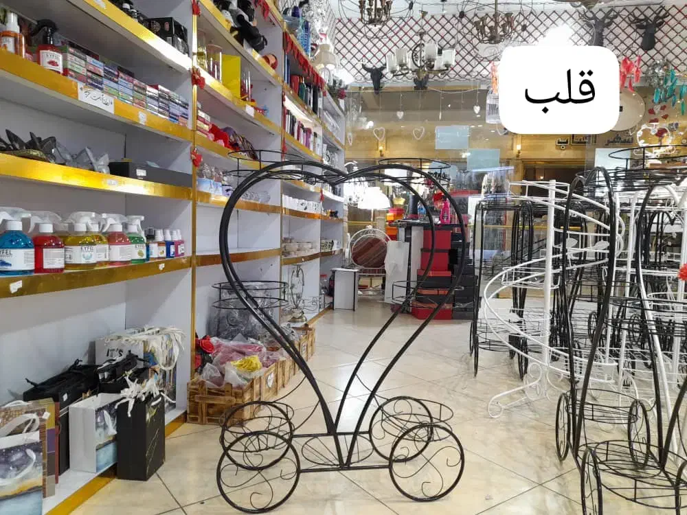 ساعت شنی مجسمه عاشقانه آباژور گلدار گلدان دفرمه گل|گل و گیاه طبیعی|قم, زاویه|دیوار