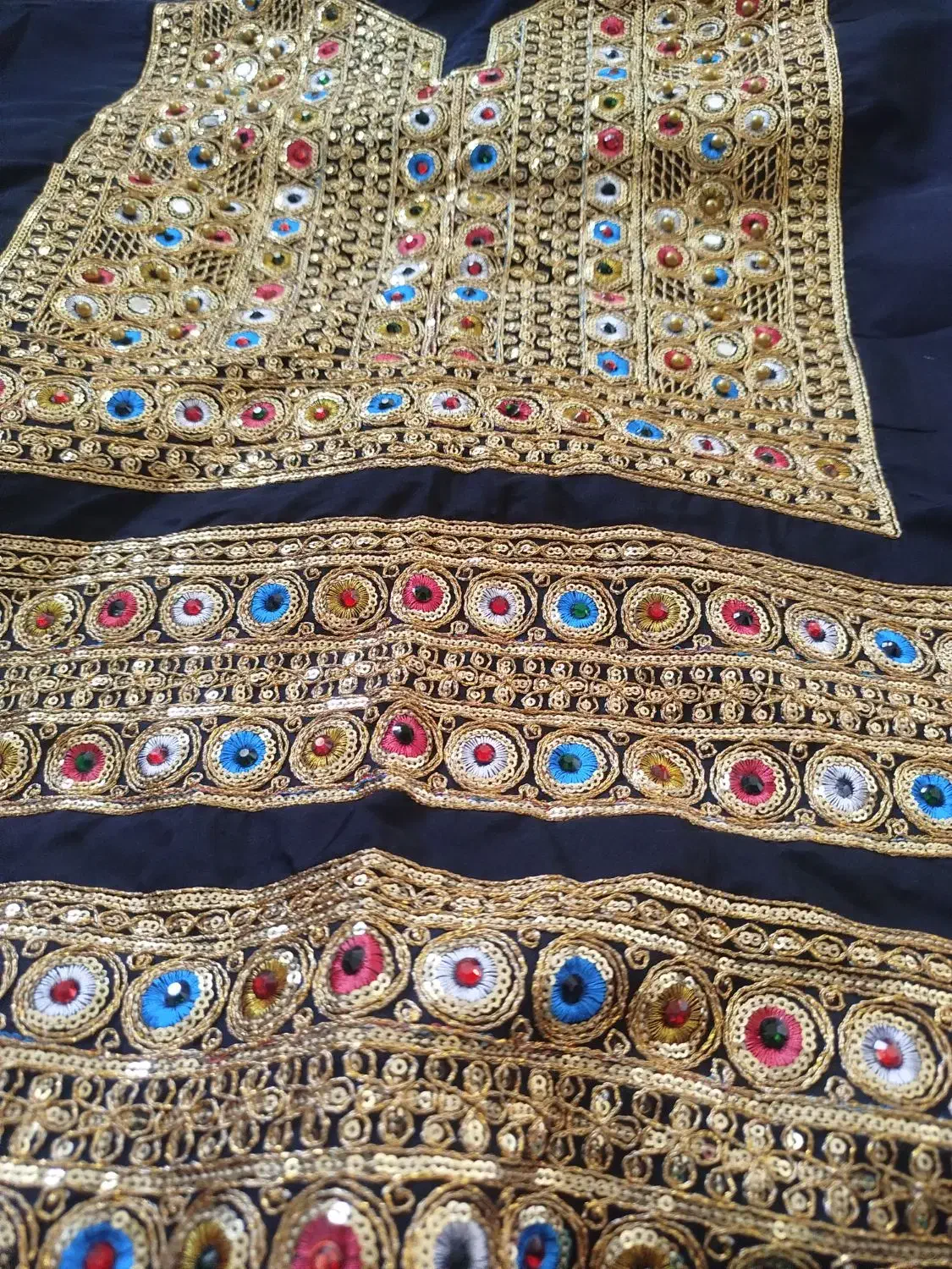 چند عدد گفتان|لباس|دلند, |دیوار