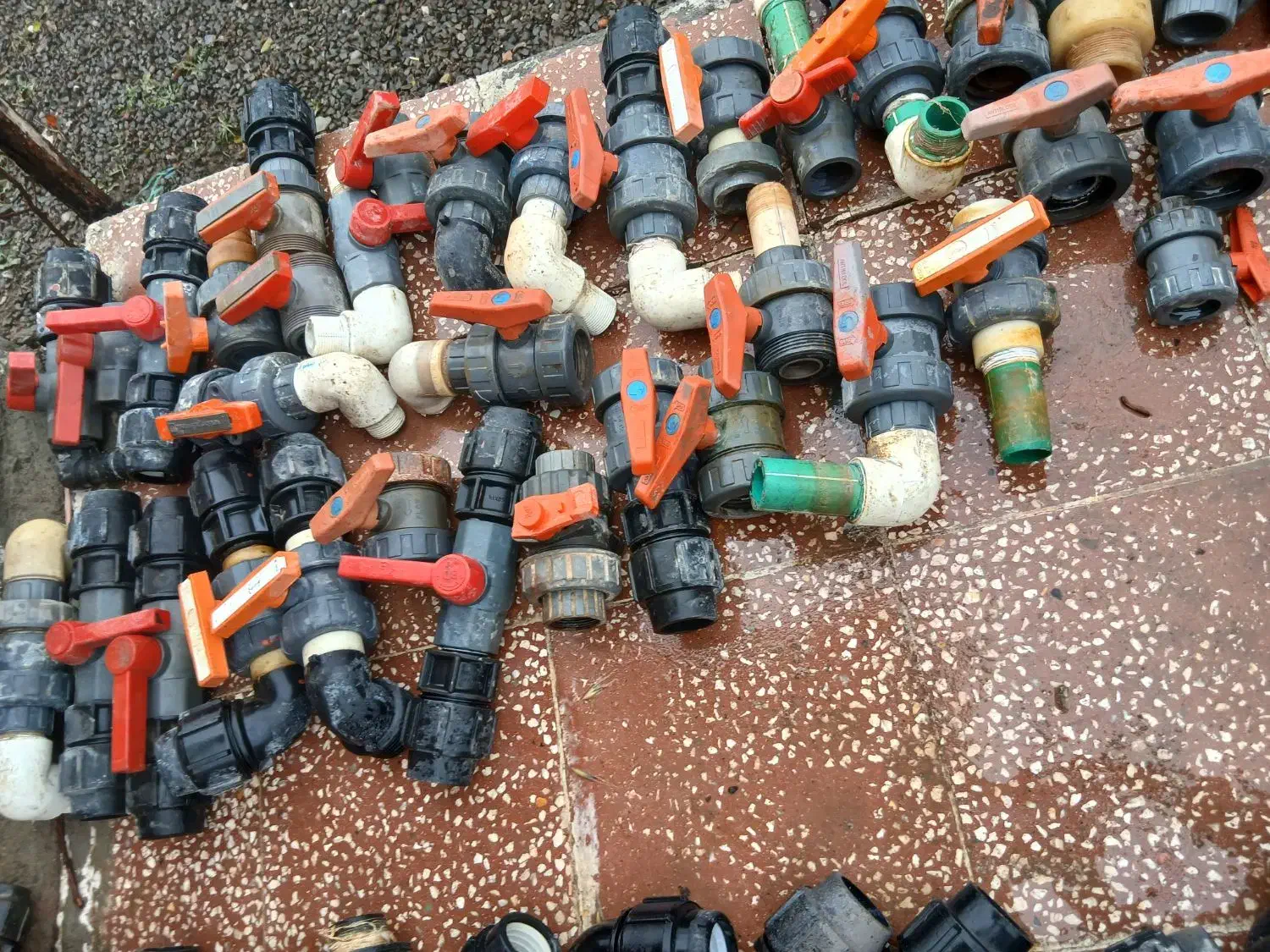 فروش شیر فلکه پلاستیکی وسراه و زانو تبدیل پلاستیکی|مصالح و تجهیزات ساختمان|انگوت, |دیوار