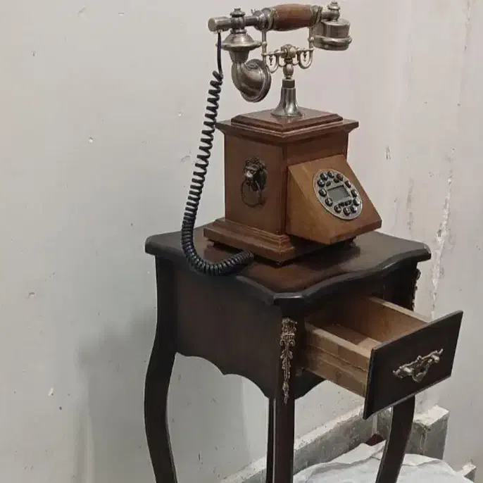 تلفن رومیزی چوبی کلاسیک بهمراه میز ایستاده کشو دار|تلفن رومیزی|کاشان, باغ ماجد|دیوار