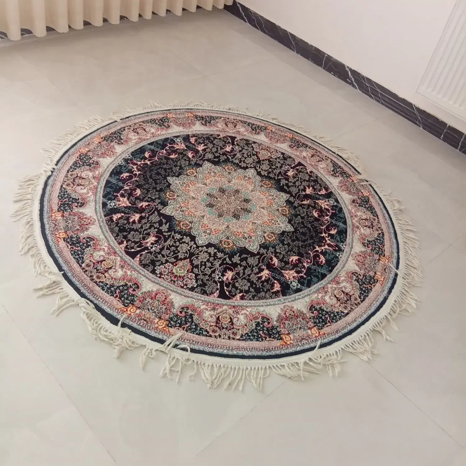 یک عدد فرش گرد|فرش|ازنا, |دیوار