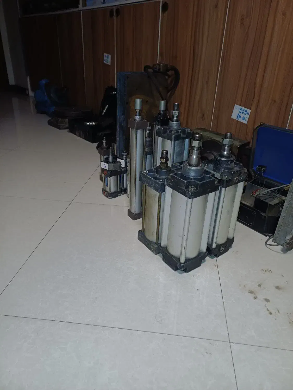 تعدادی جک پنوماتیک|ماشین‌آلات صنعتی|پاکدشت, خاتون آباد|دیوار