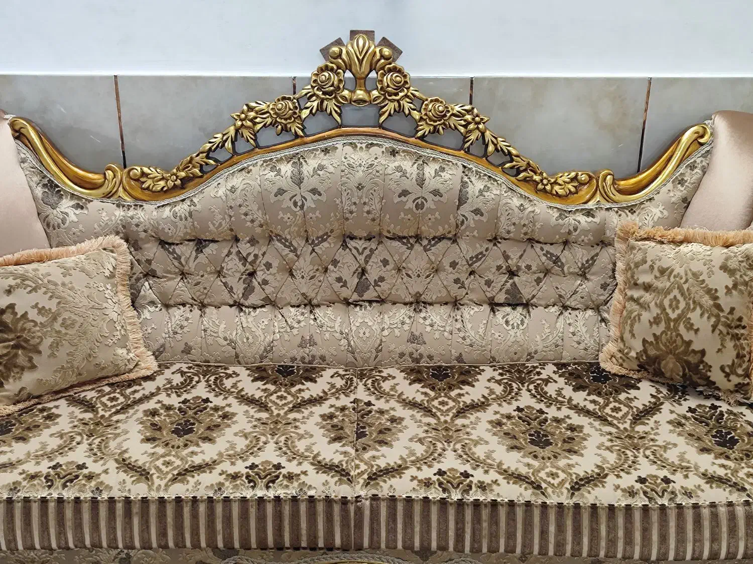 مبلمان سلطنتی اصل در حد نو همراه جلو مبلی و عسلی|مبلمان خانگی و میز عسلی|دامغان, |دیوار