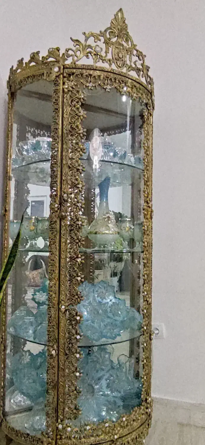 بوفه برنزی بسیار زیبا و جادار در حد نو|بوفه، ویترین، کنسول|قیدار, |دیوار