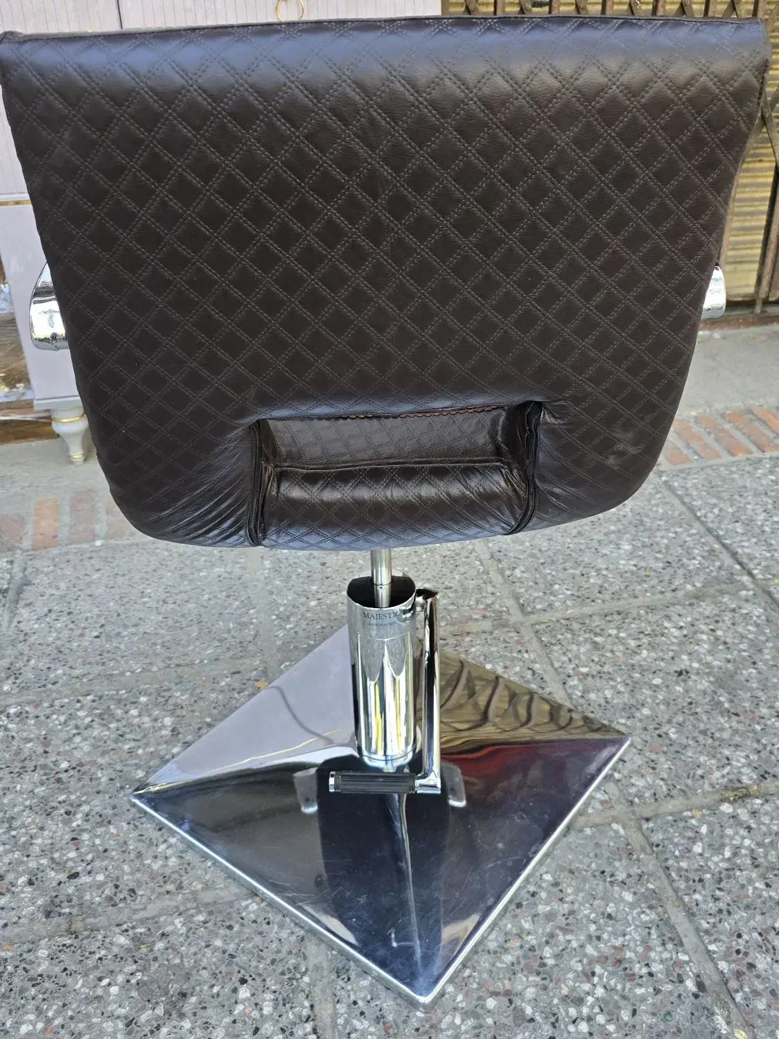 صندلی آریشگاه کوتاهی|آرایشگاه و سالن‌های زیبایی|شیراز, گود عربان|دیوار