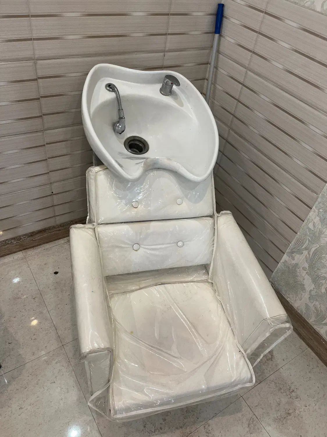 سرشور|آرایشگاه و سالن‌های زیبایی|میانه, |دیوار