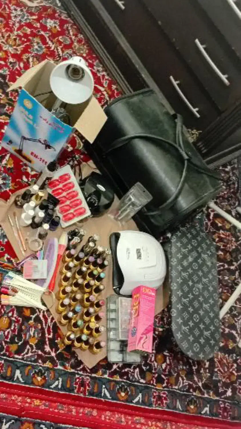 فروش فوری وسایل کاشت ناخن تمیز سالم و آماده کا|آرایشگاه و سالنهای زیبایی|ارومیه, |دیوار