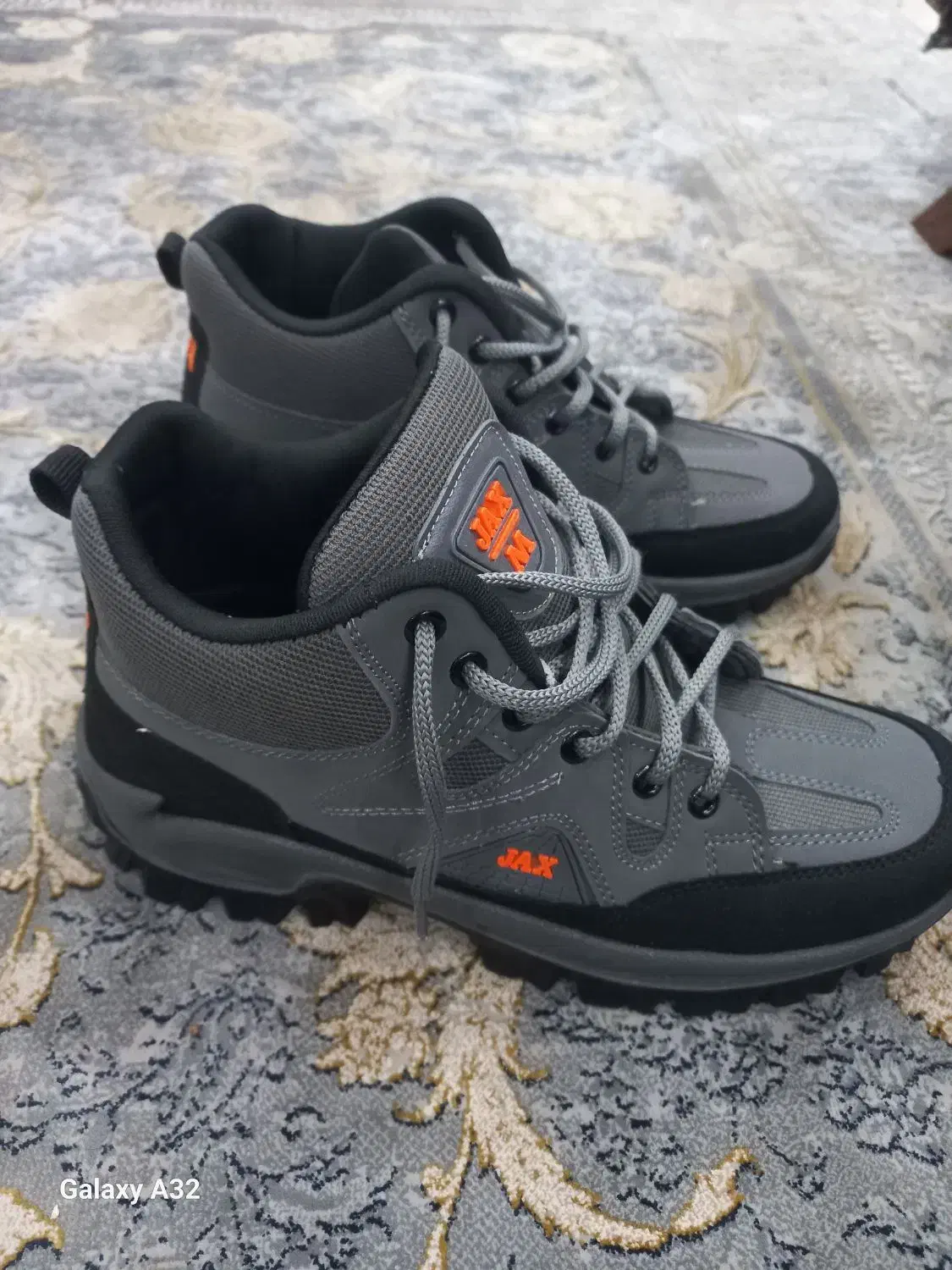 کفش کتونی|کیف، کفش، کمربند|رشت, باهنر|دیوار