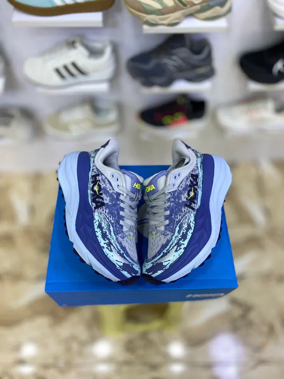 کتونی هوکا دوست سلامتی شما.|کیف، کفش، کمربند|بانه, |دیوار