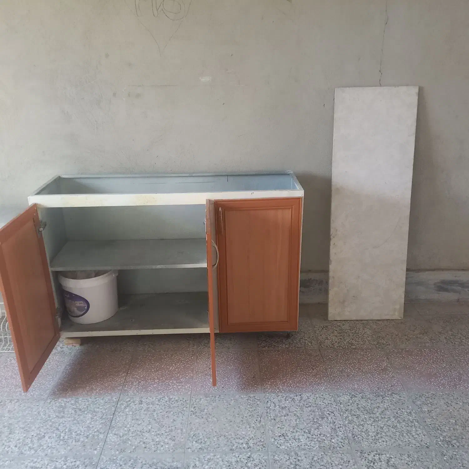 آبچکان|آب‌چکان و نظم‌دهنده ظروف|کبودرآهنگ, |دیوار