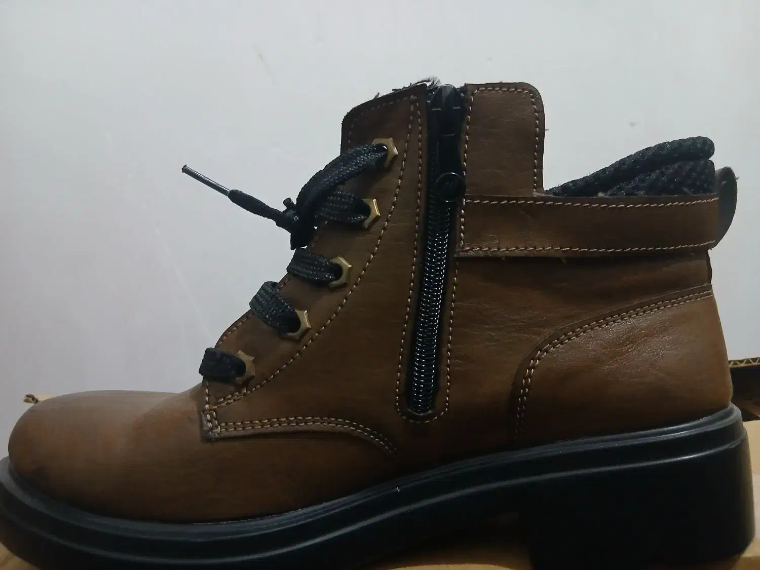 پوتین|کیف، کفش، کمربند|دیواندره, |دیوار