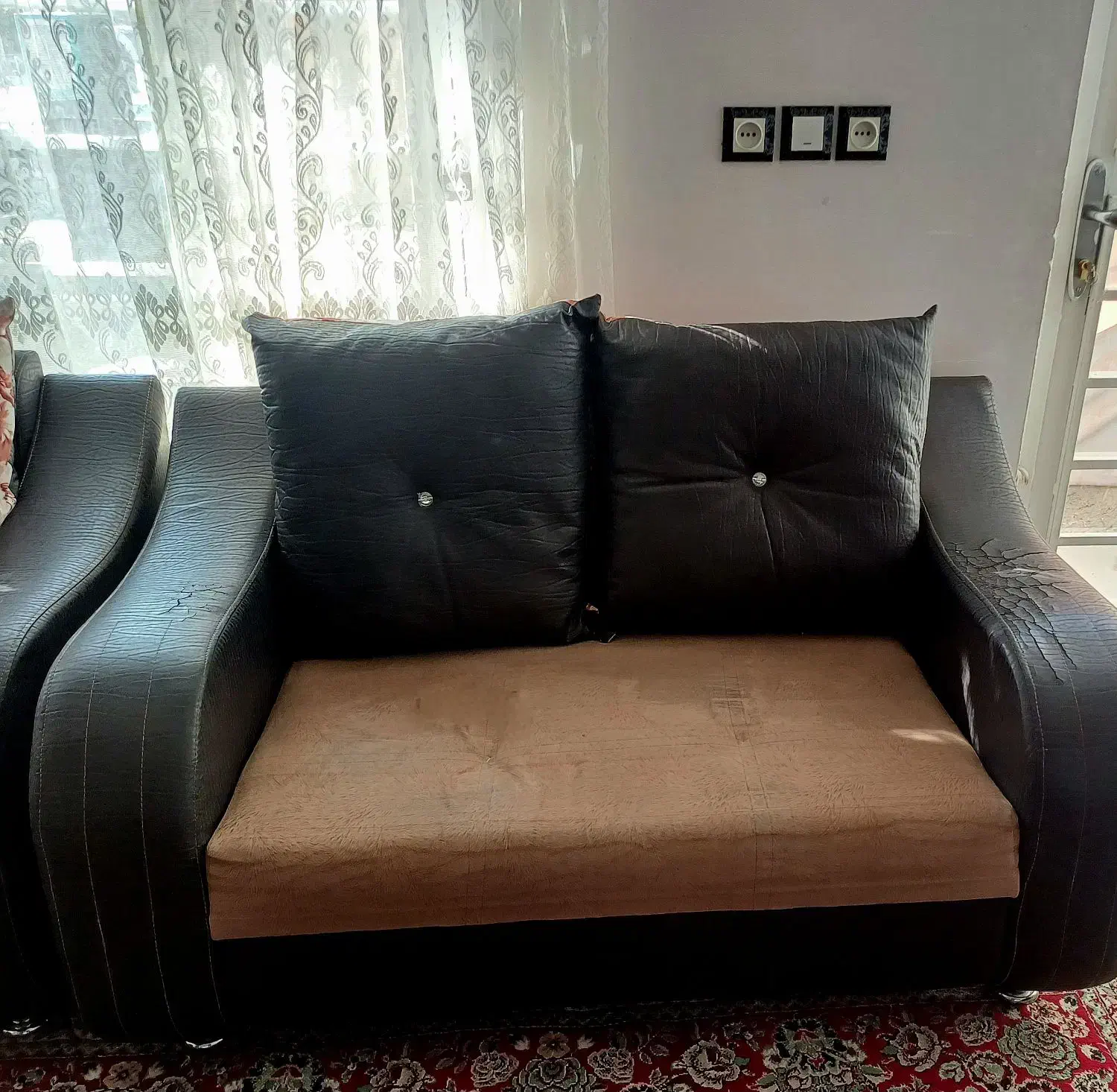 مبل راحتی|مبلمان خانگی و میز عسلی|شیراز, کوشک میدان|دیوار