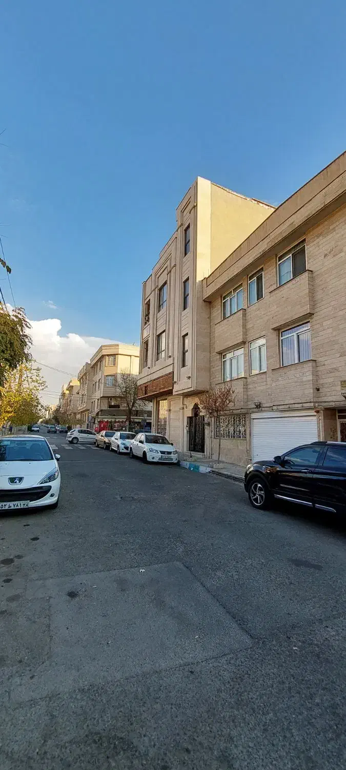 شهرک گلستان خانه ۱۸۰ متری سروستان ۱۱ نورگیر