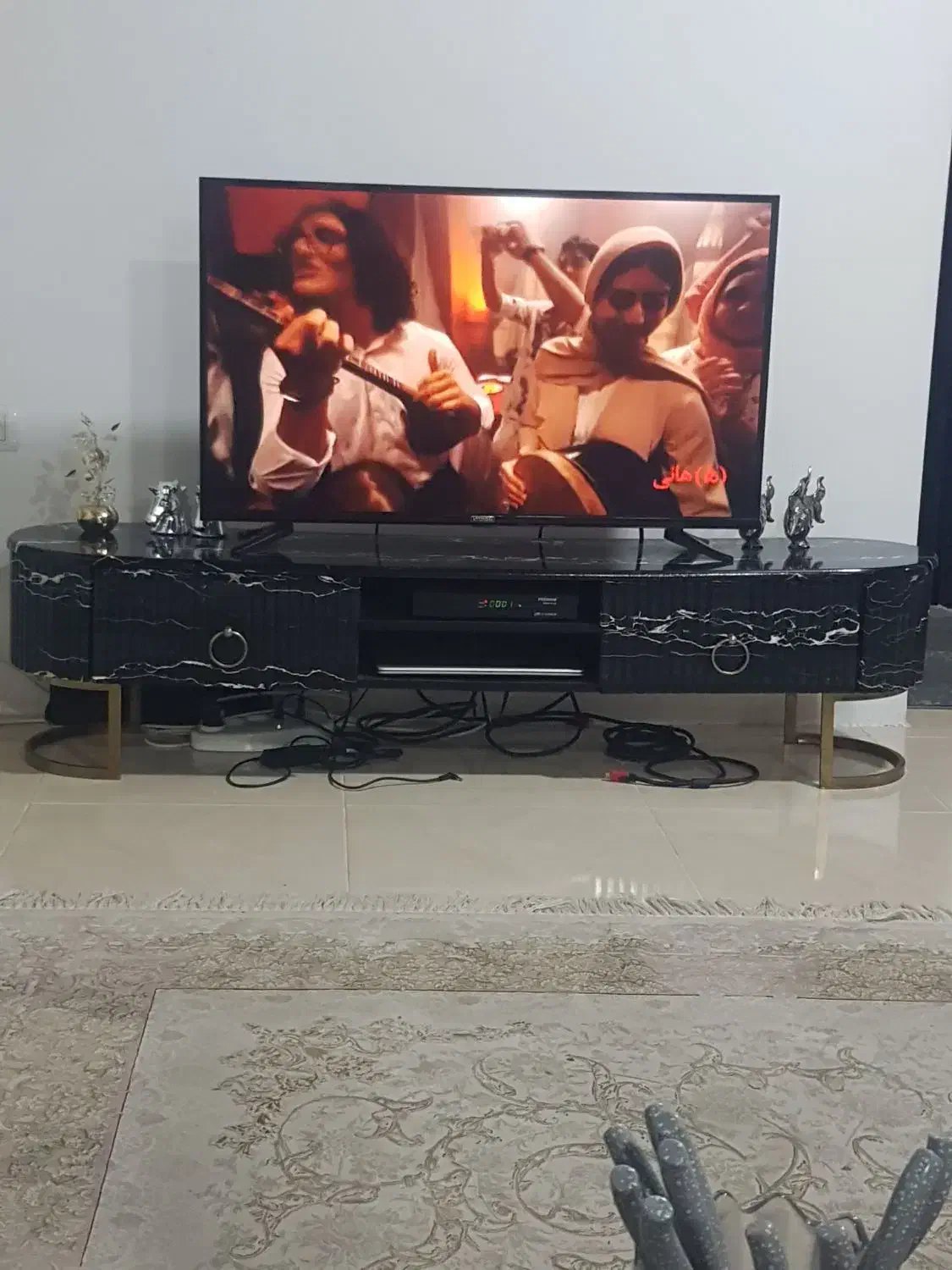 میز تلوزیون کاملا سالم|میز تلویزیون|رشت, فرزانه|دیوار