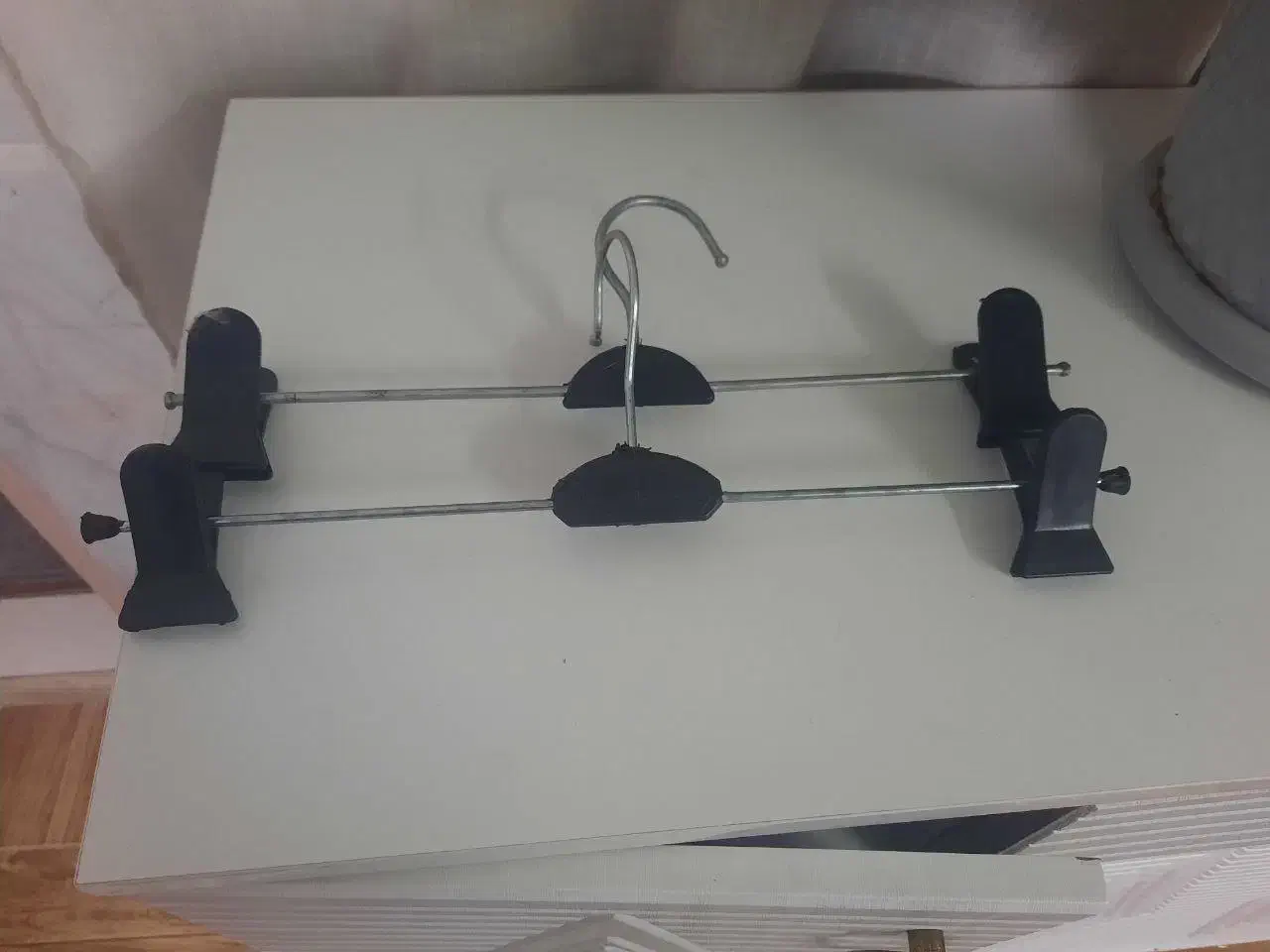 صندلی و گیره سال روسری|صندلی و نیمکت|نیشابور, گنبد سبز|دیوار