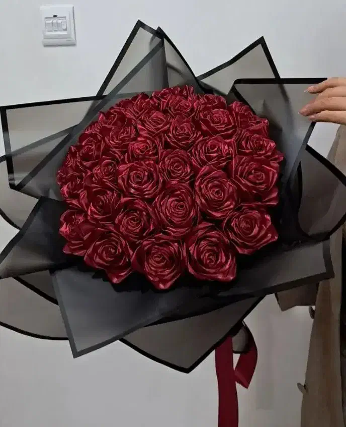 ۳۱ شاخه گل رز روبانی زرشکی . هدیه ای خاص|صنایع دستی و سایر لوازم تزئینی|سقز, |دیوار