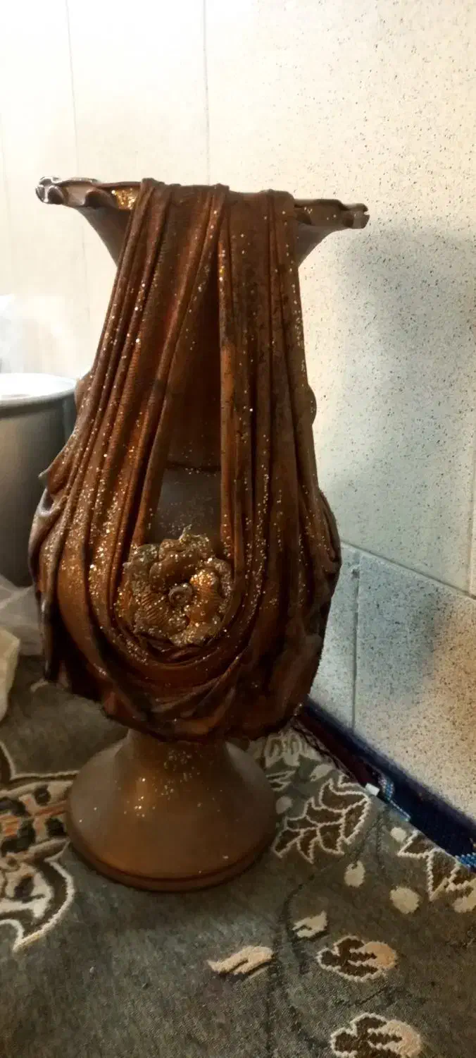 گلدان قهوهای|گل مصنوعی|قم, هنرستان|دیوار