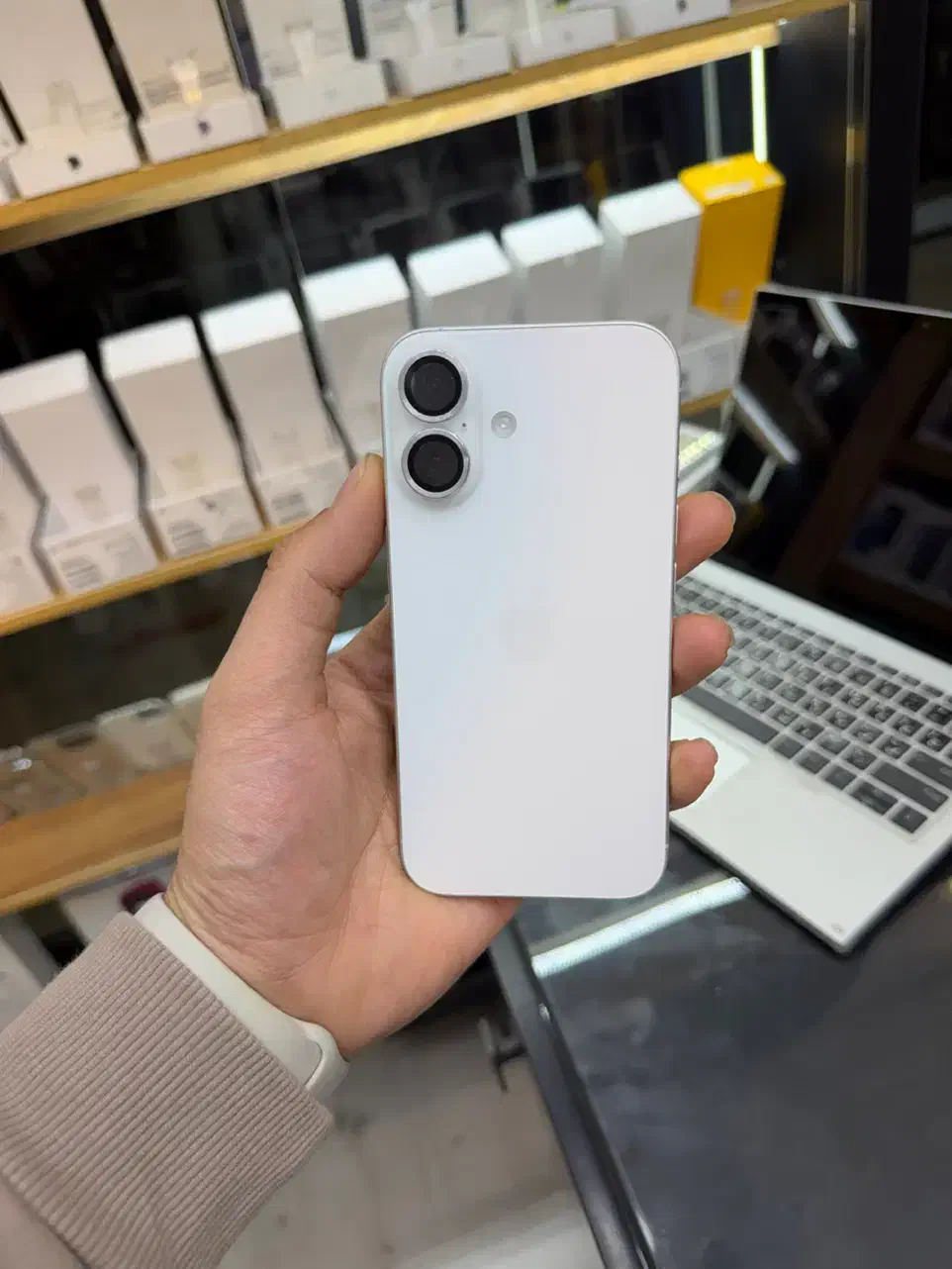 ایفون ۱۶نرمال ۱۲۸ سفید ریجستر شرکتی|موبایل|ورامین, ورامین|دیوار