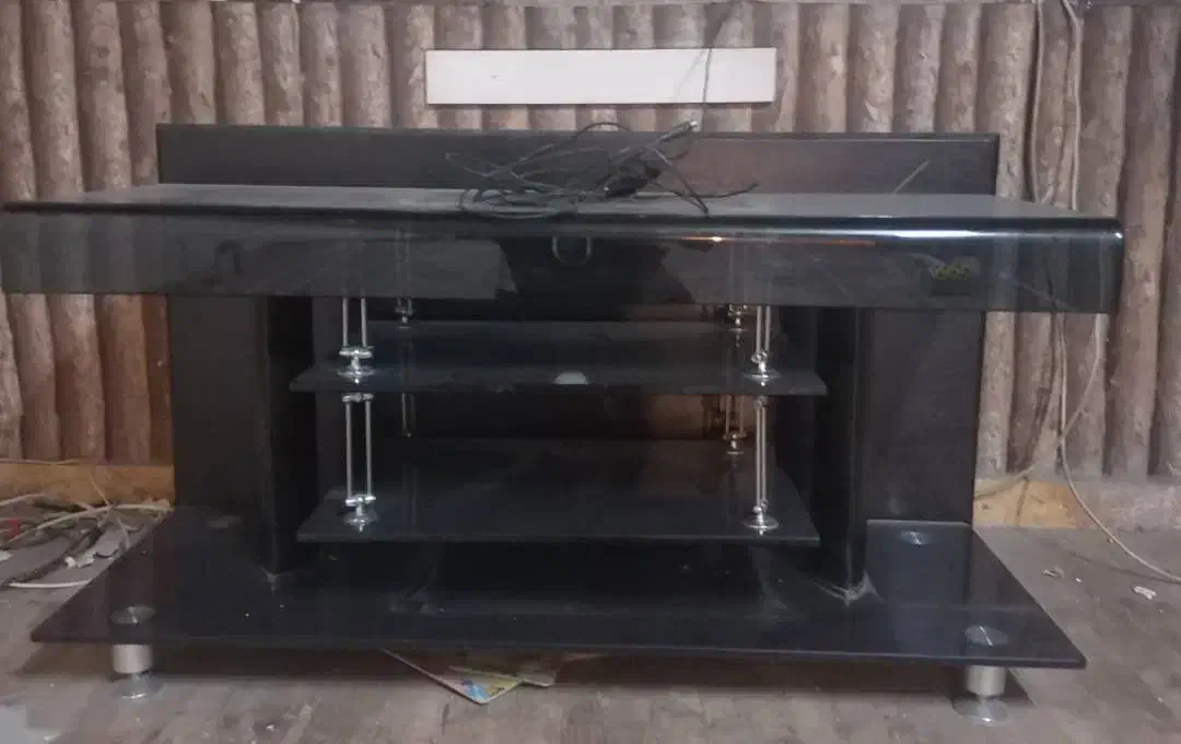 میز تلویزیون شیشه ایی مشکی در حد نو سالم|میز تلویزیون|تهران, یاخجی آباد|دیوار