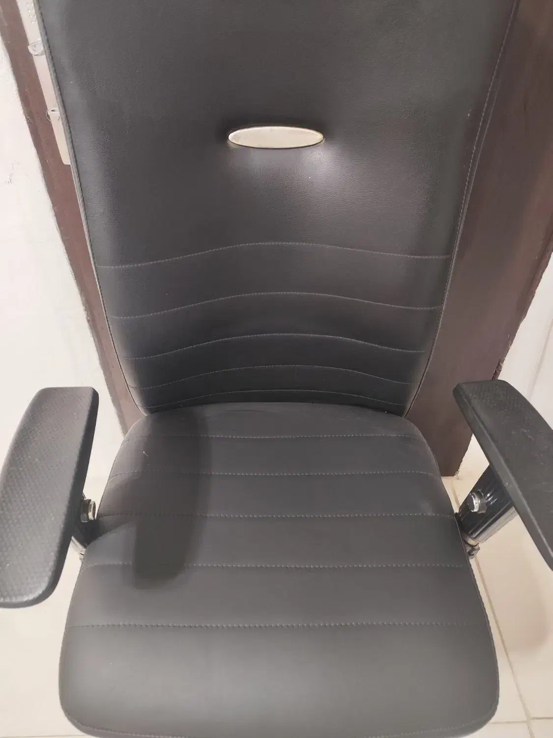 صندلی مدیریت چرمی|صندلی و نیمکت|بندر انزلی, باغ زمانی|دیوار