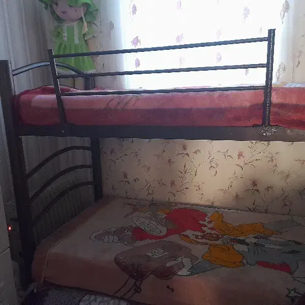 تخت دو طبقه و کمد کودک و ویترین|تخت و سرویس خواب|خوانسار, |دیوار