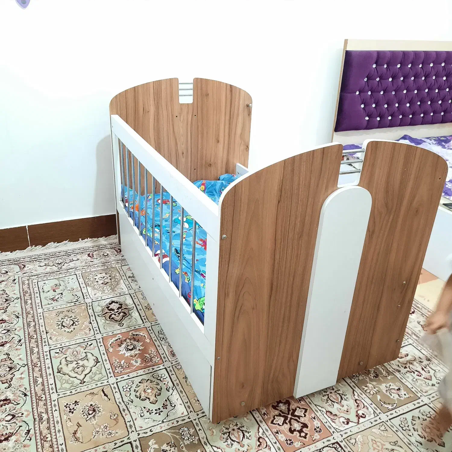 تخت گهواره ای کودک|تخت و صندلی بچه|دوگنبدان, |دیوار