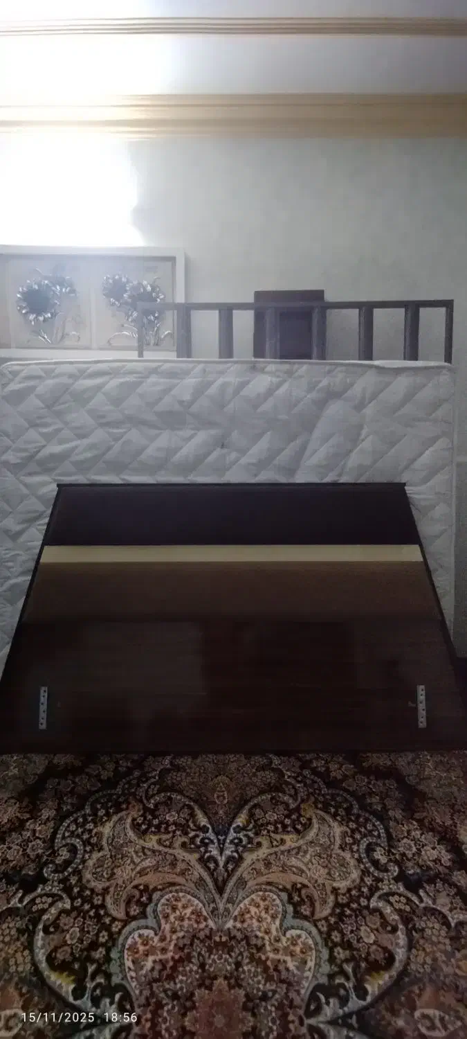 تخت دونفره چوب راش تشک رویال بخاطر نور بد افتاده|تخت و سرویس خواب|اسلامشهر, مطهری|دیوار