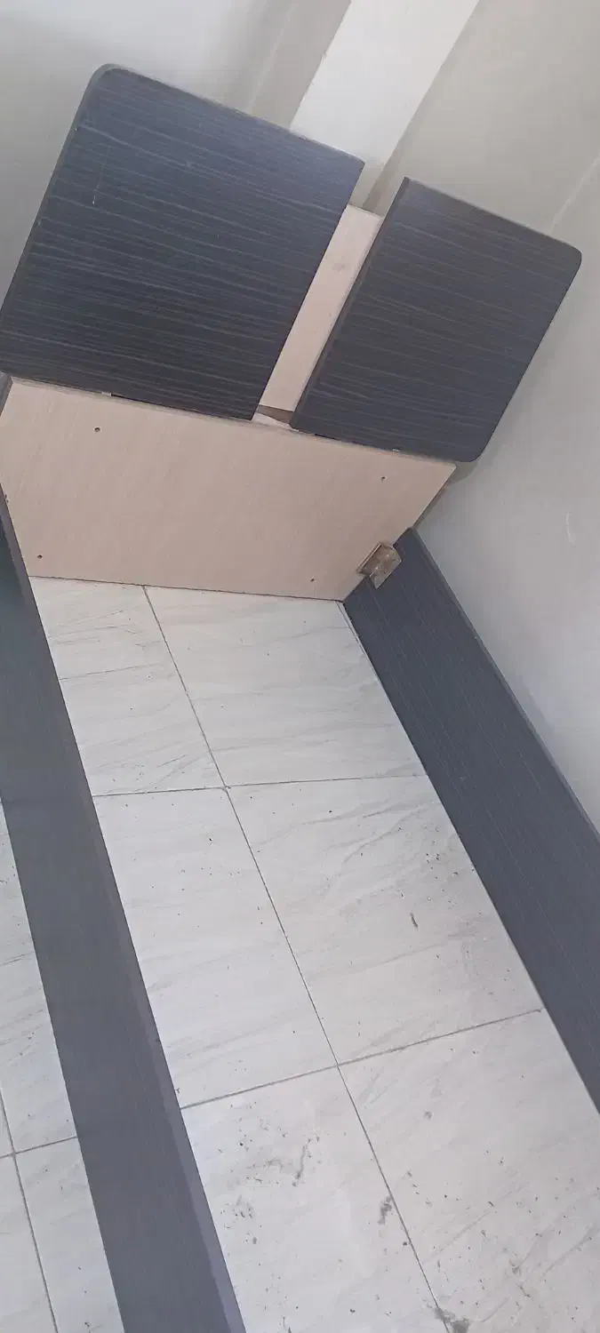 تخت یکنفره با ترکیب رنگ کرم و قهوه ای|تخت و سرویس خواب|کرج, شاهین‌ویلا|دیوار