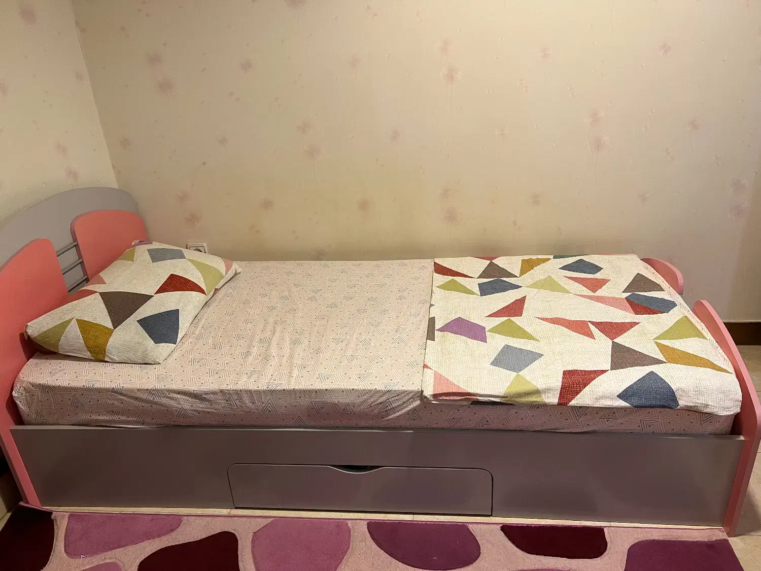 تخت و میز تحریر آپادانا و تشک تن آسا|تخت و سرویس خواب|رشت, کاکتوس|دیوار