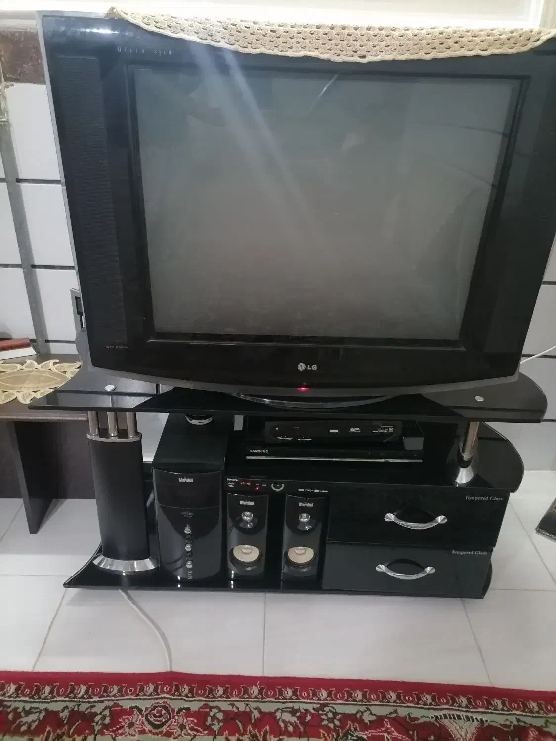 تلویزیونی ومیز کاملاسالم|تلویزیون و پروژکتور|محمدیه-قزوین, |دیوار