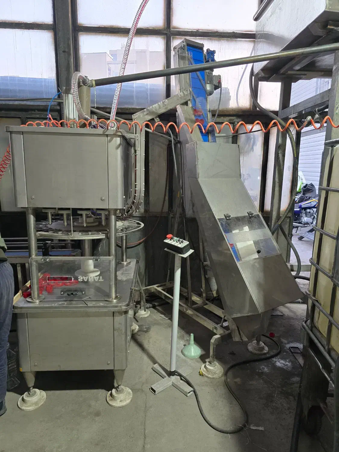 دستگاه پرکن ۴نازل ۶نازل پرکن دربند دارویی بهداشتی|ماشینآلات صنعتی|اندیشه, اندیشه فاز ۳|دیوار