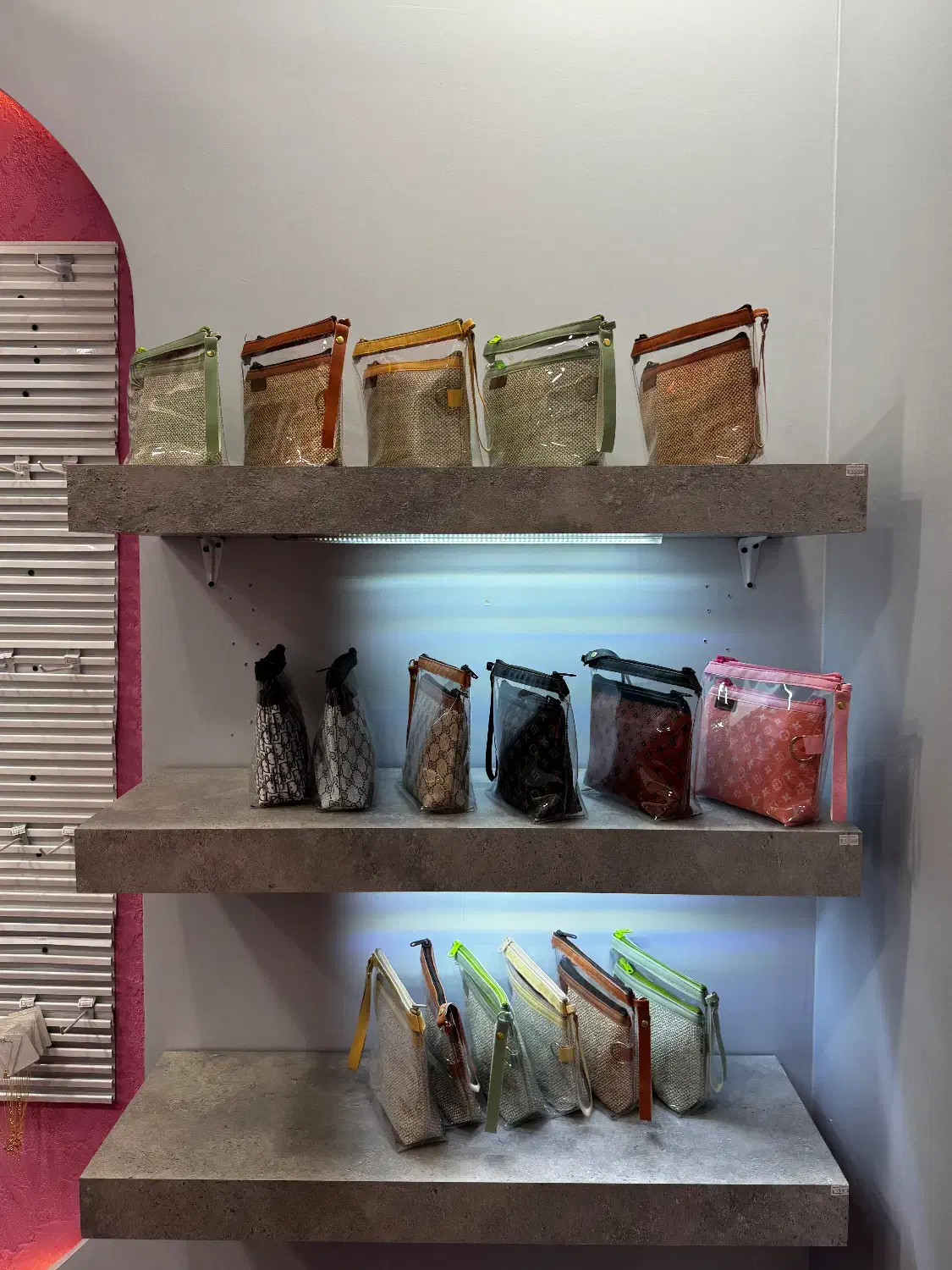 شلف دیواری پایه مخفی|کتابخانه، شلف، قفسه‌های دیواری|تهران, باغ فیض|دیوار