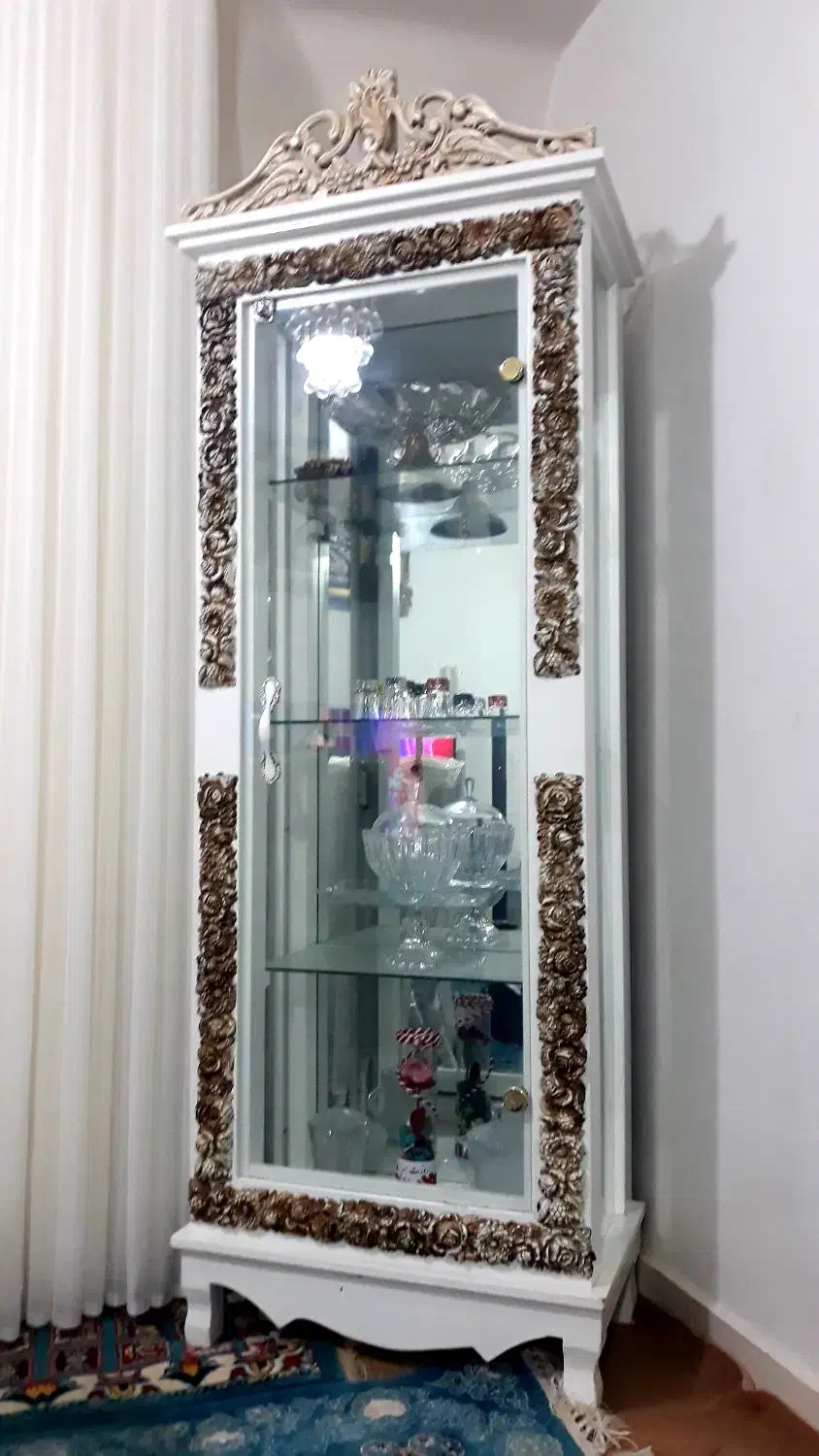 بوفه|بوفه، ویترین، کنسول|صحنه, |دیوار