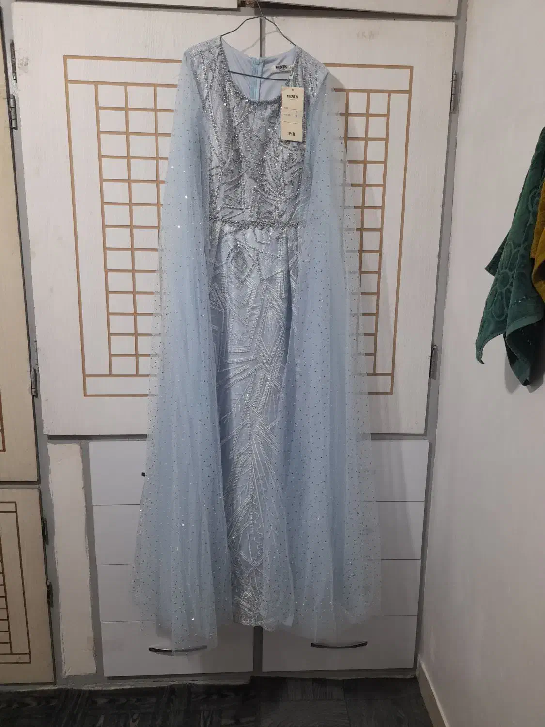 لباس مجلسی زنانه|لباس|رباط‌کریم, رباط‌کریم|دیوار