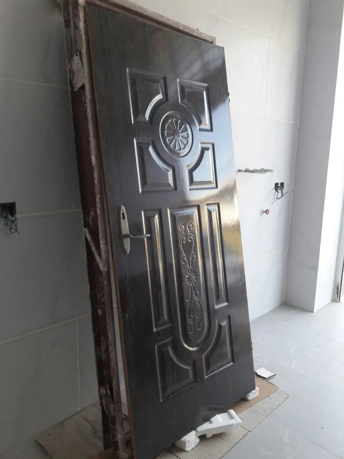 در ورودی ساختمان با چارچوب کامل بدون خط و خش|مصالح و تجهیزات ساختمان|محمدیه-قزوین, |دیوار