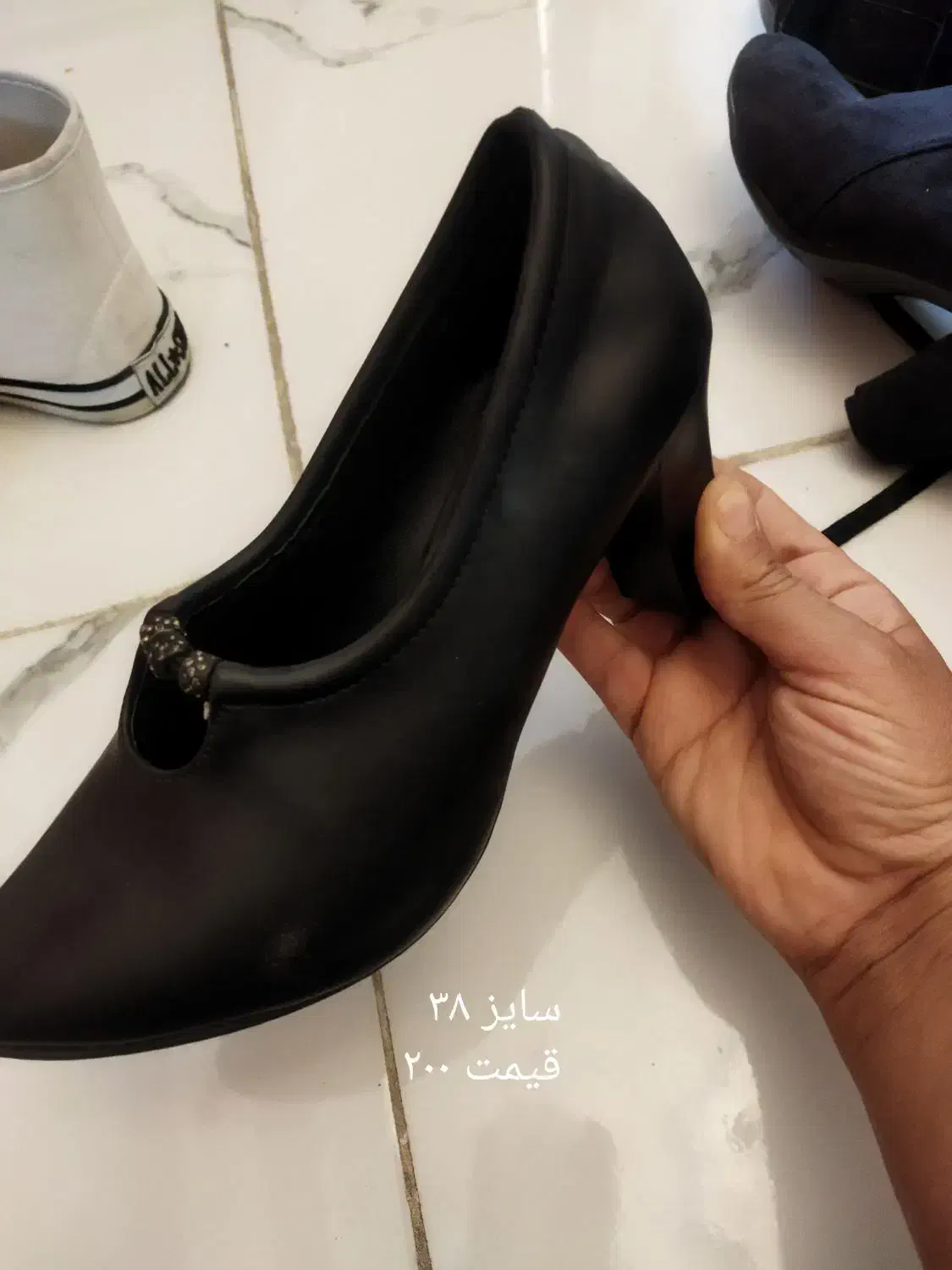 کفش|کیف، کفش، کمربند|بومهن, |دیوار