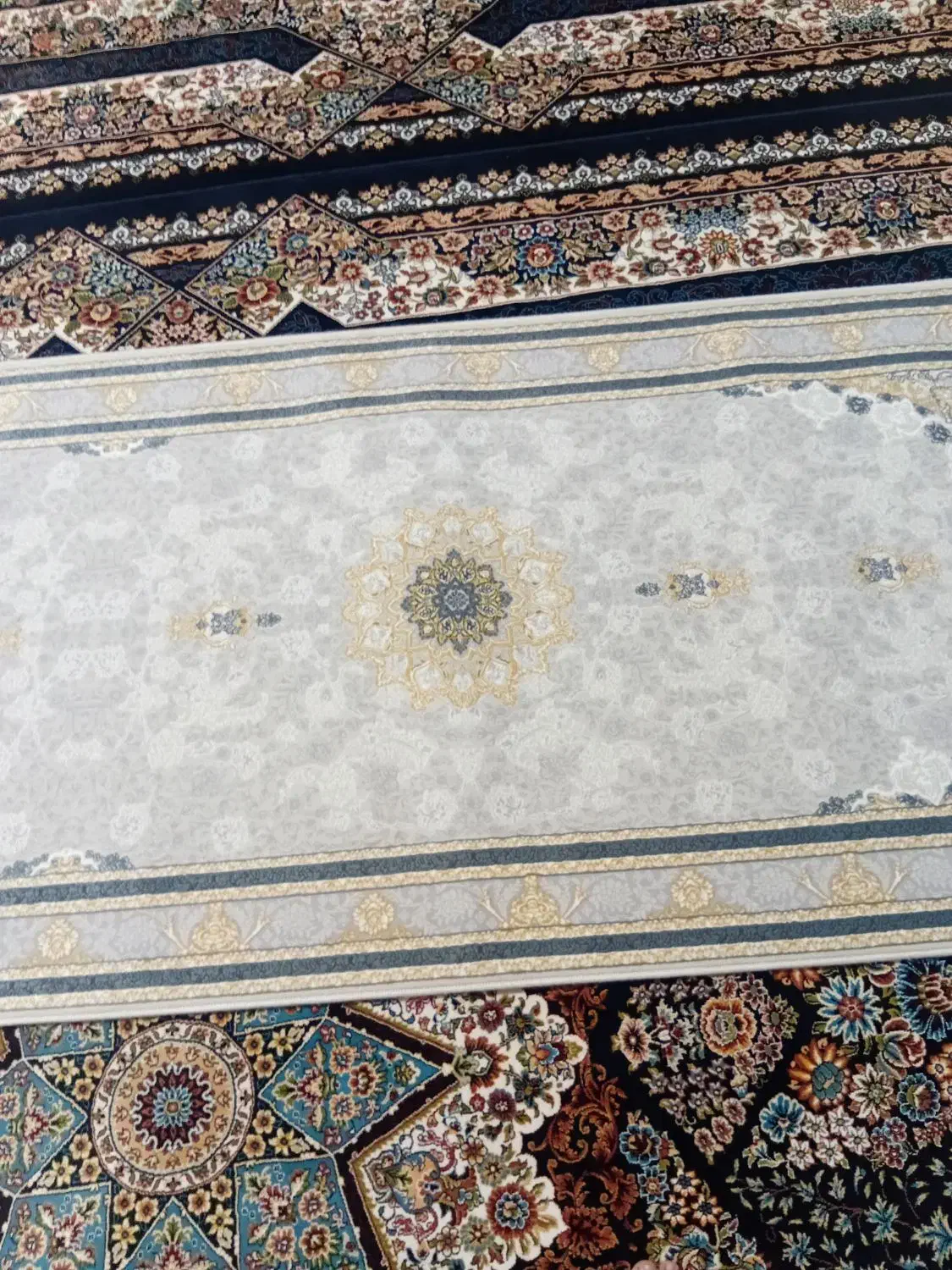 فرش کناره|فرش|ری, علایین|دیوار