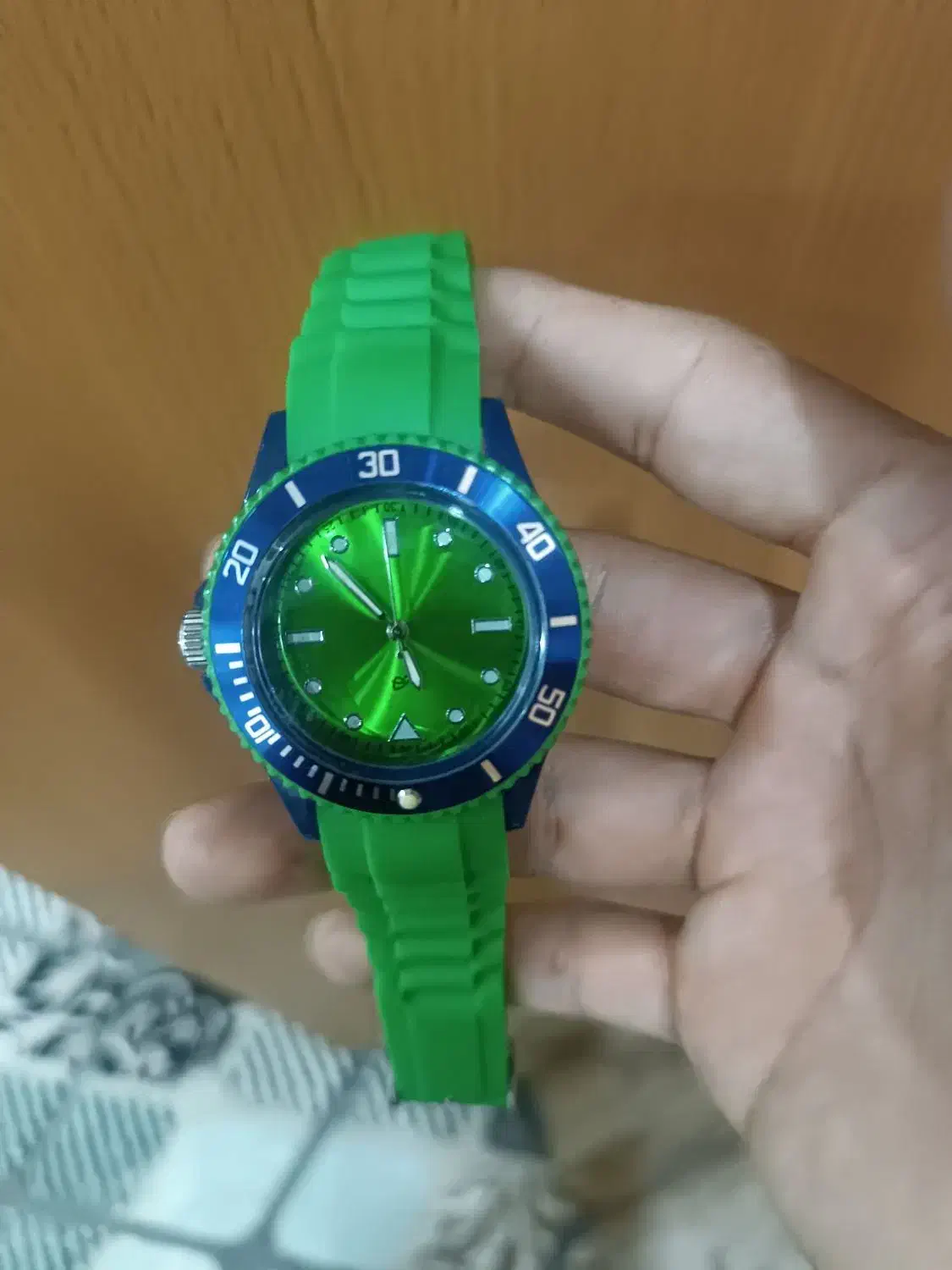 ساعت مچی|ساعت|لاهیجان, قیام|دیوار