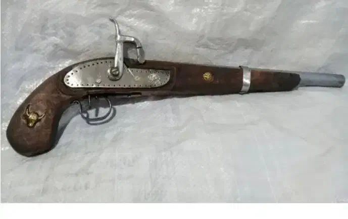 تپانچه طرح قاجاری|کلکسیون اشیاء عتیقه|مرودشت, رودبال|دیوار