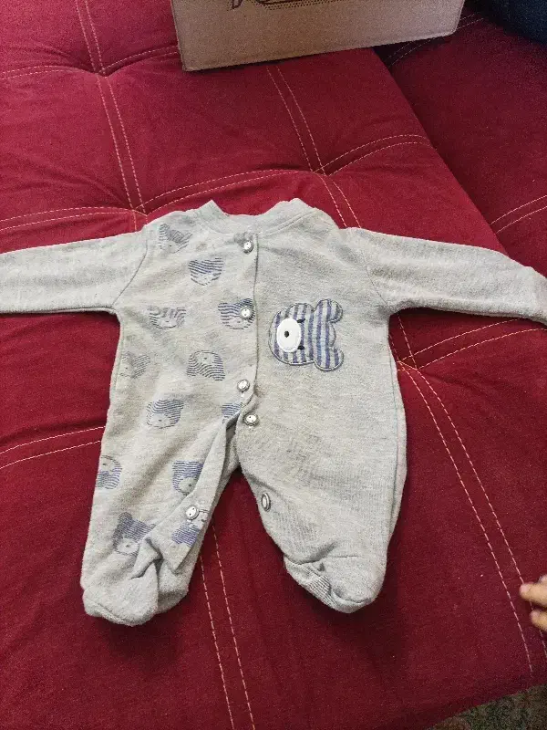 ۴۰ دست لباس نوزاد تمیز و قابل استفاده (رایگان)|کفش و لباس بچه|قرچک, پویینک|دیوار