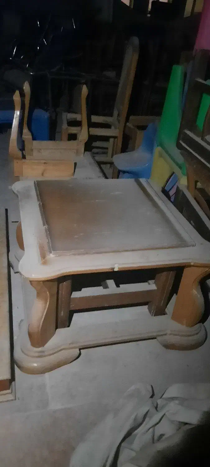 تعداد زیادی کمد و میز جلو مبلی و صندلی چوبی|مبلمان خانگی و میز عسلی|کیش, |دیوار