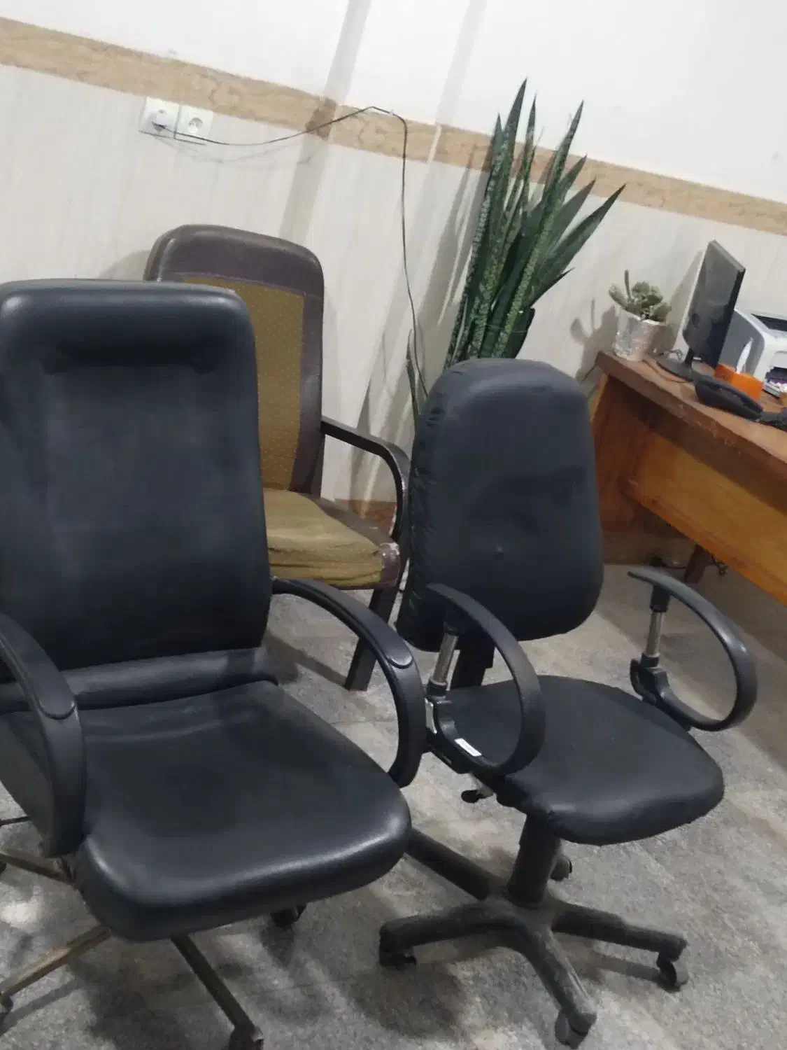 دو عدد صندلی مدیریت با قیمت مناسب|مبلمان اداری|بناب, |دیوار